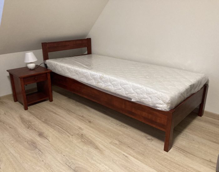 Jednolůžková postel s nočním stolkem