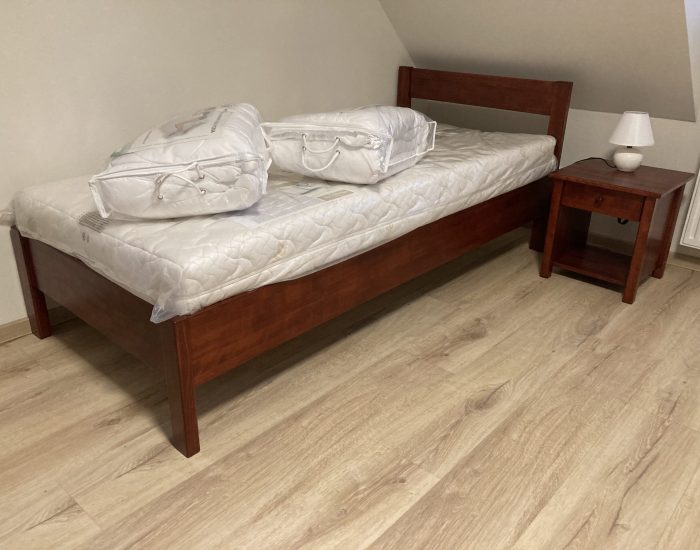 Jednolůžková postel s nočním stolkem