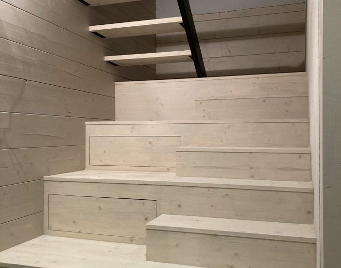 Schodiště s úložným prostorem