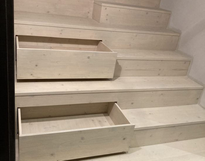 Schodiště s úložným prostorem