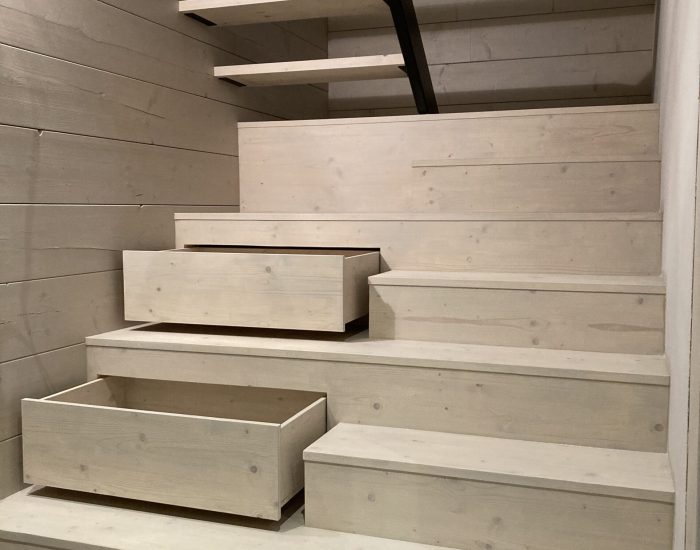 Schodiště s úložným prostorem