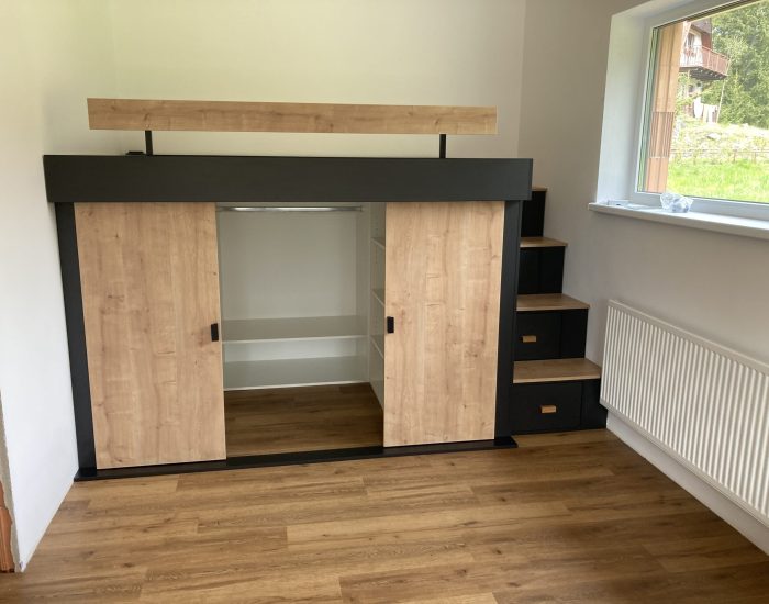 Vyvýšená postel s šatním prostorem