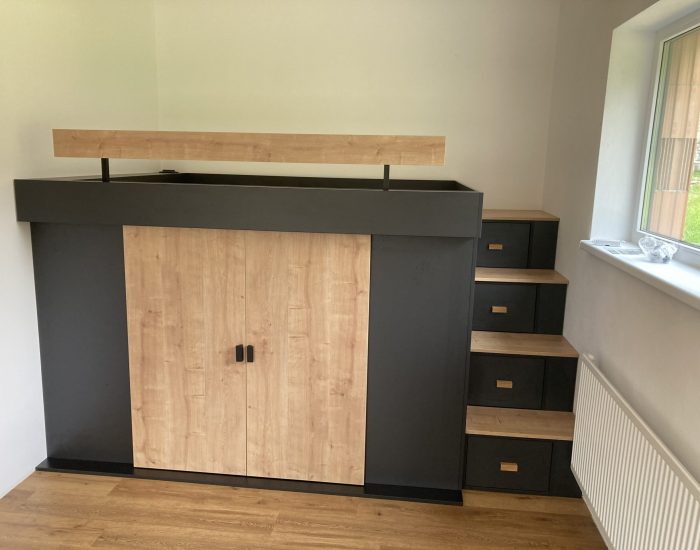 Vyvýšená postel s šatním prostorem