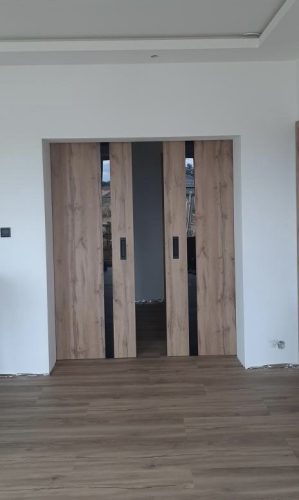 Posuvné dveře se skleněným pruhem