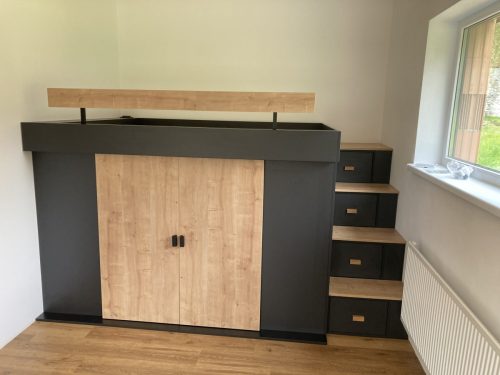 Vyvýšená postel s šatním prostorem