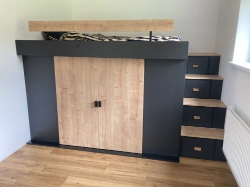 Vyvýšená postel s šatním prostorem