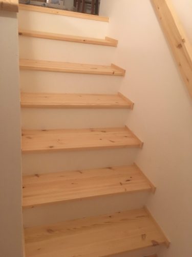 Obložení schodiště masivem