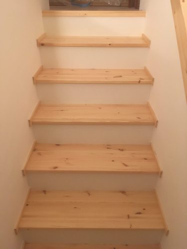 Obložení schodiště masivem